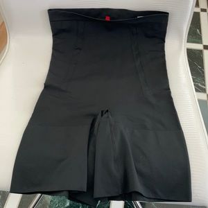 SPANX: OnCore High-Waisted Mid-Thigh Short. brand new no tag